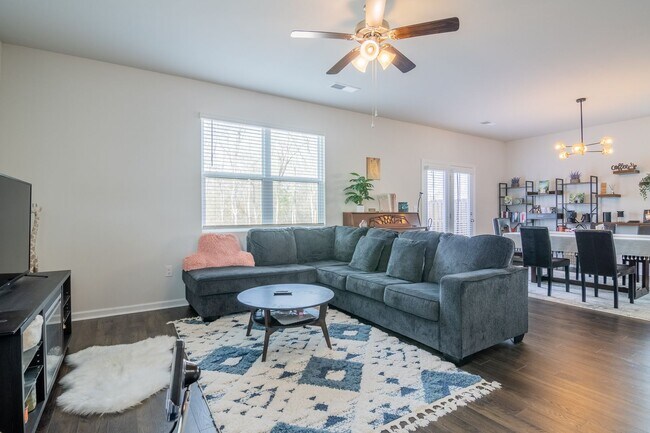 Building Photo - Like New Home in Grovetown