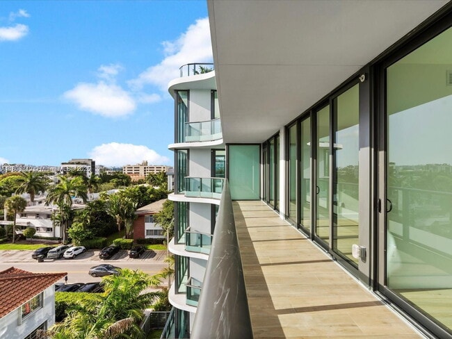 Building Photo - 9901 W Bay Harbor Dr