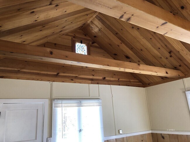 Building Photo - Loft Cabin Newly Remodeled