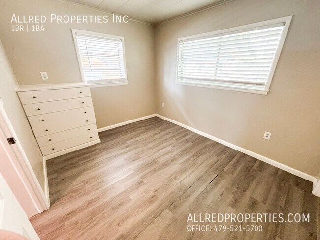 Building Photo - 621 N Leverett-3