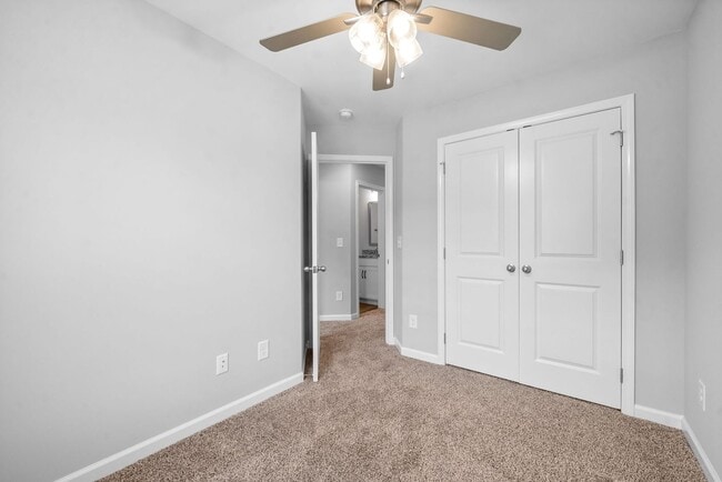 Building Photo - 4 Bedroom Home For Rent Near Downtown Clarksville!