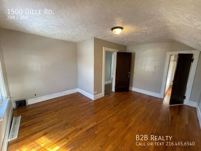 Building Photo - Beautiful and Newly Renovated Single Famil...