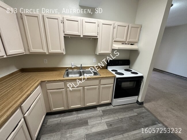 Building Photo - 10 9th Ave NE