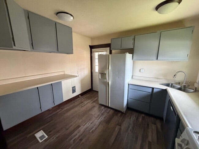 Building Photo - ? RENT SPECIAL — HALF OFF FIRST MONTH’S RENT ? Beautiful 2 bedroom in Lakewood WA - Apply Today!