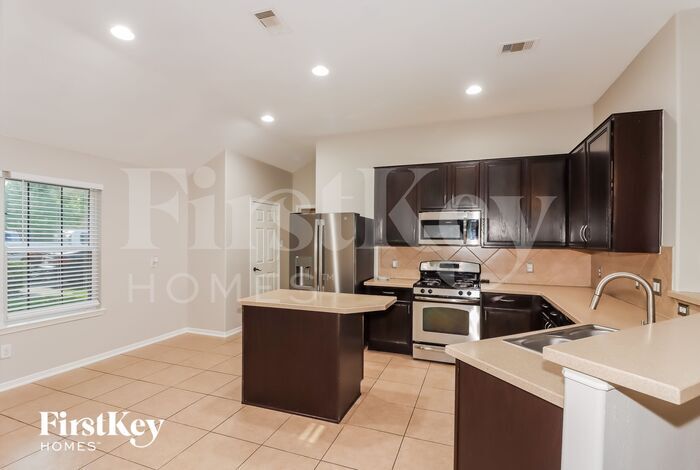 Building Photo - 5914 Rosemary Circle