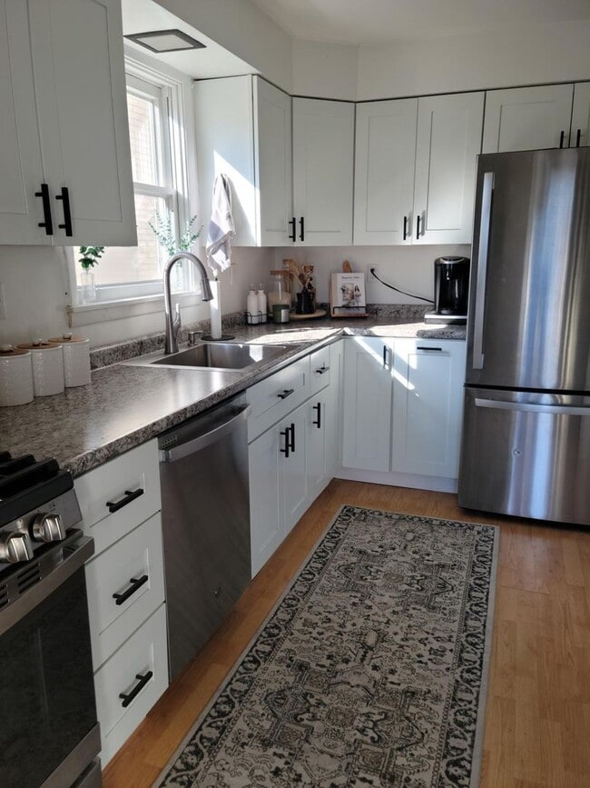 Building Photo - 3-bedroom, 1-bathroom home located on the picturesque Neville Island, PA.