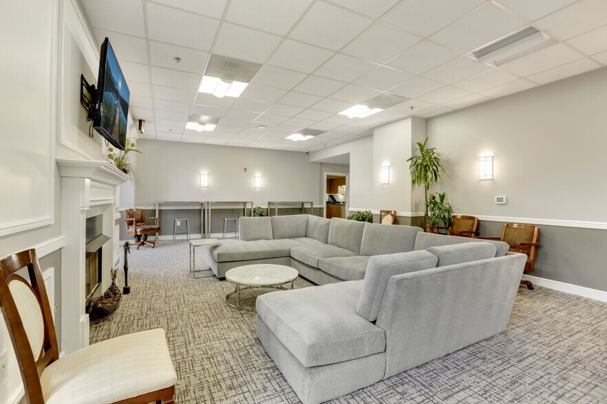 Lounge - 2726 Gallows Rd