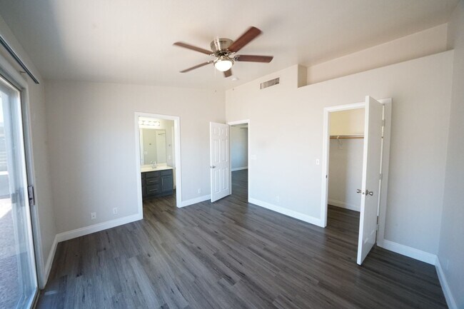 Building Photo - Showings Available NOW