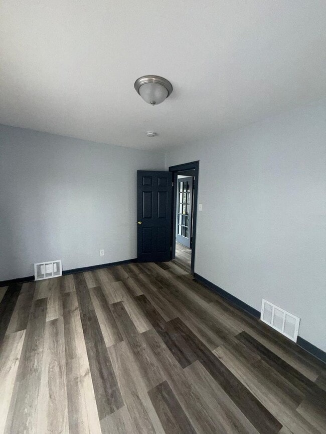 Building Photo - 4 bedroom 2 full bathroom!