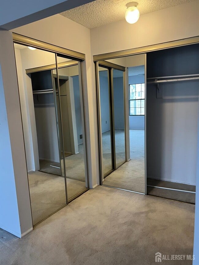 Building Photo - 196 Wycoff Way W