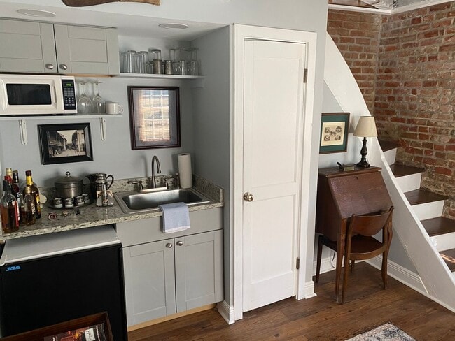 Building Photo - 1 BR / 1BA French Quarter Apt in Historic ...