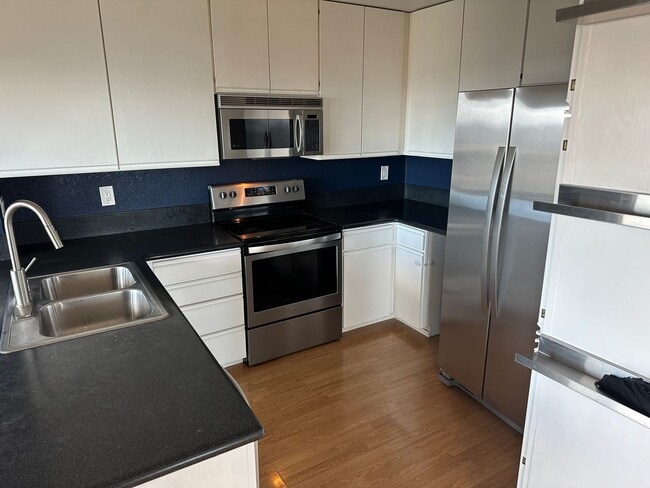 Building Photo - Amazing 2BR/2BA Townhome w/ Parking, In-Un...