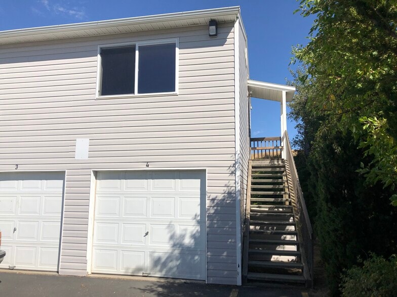 Building Photo - 270 NW Clay Ct