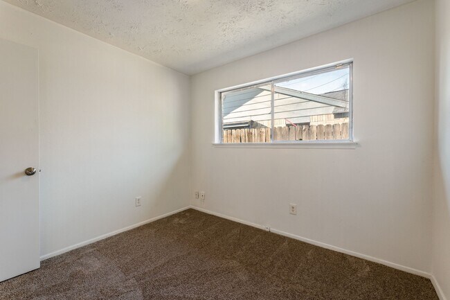 Building Photo - 15235 Heron Park Dr