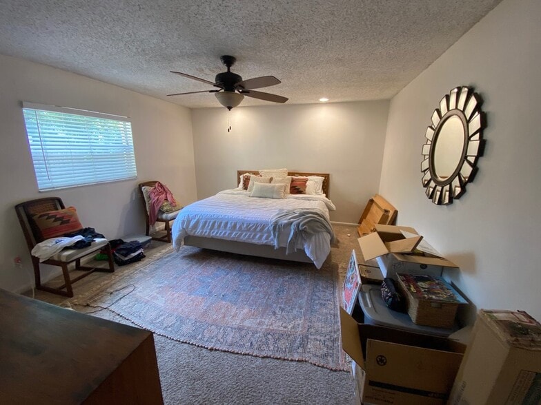 Very LARGE bedroom, ceiling fan and recessed ceiling lights. - 1210 E Jackson St