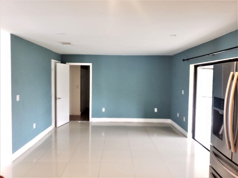 Building Photo - 20130 NW 59th Ct