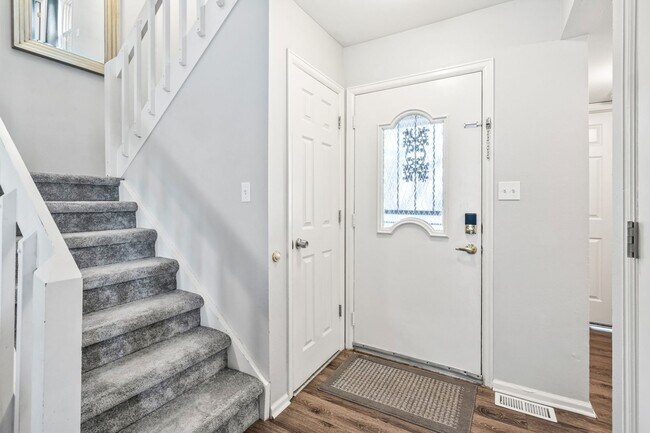 Building Photo - Spacious 3 Bedroom Townhouse-Style Condo N...