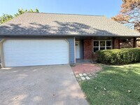 Building Photo - Nice 3 bedroom 2.5 bath near Jenks HS