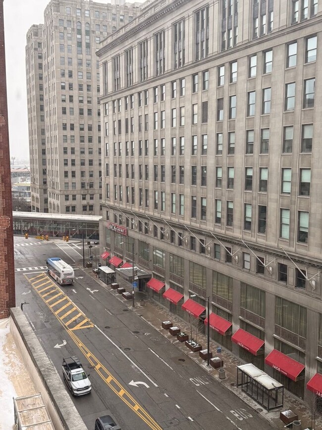 Building Photo - Beautiful and Spacious 3 BDRM 2 BATH Unit in the Heart of Public Square