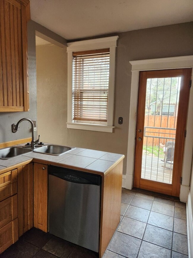 Building Photo - 2 bedroom with 1 bath