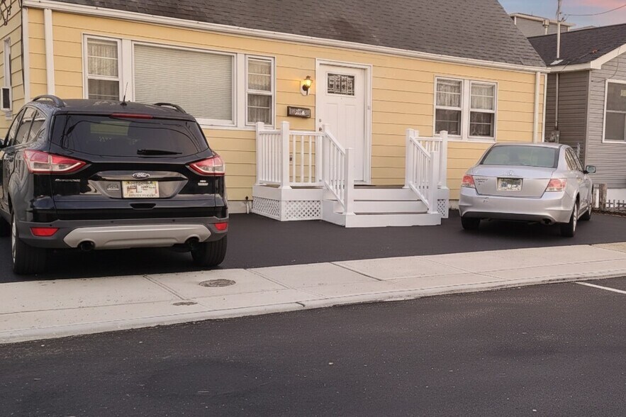 Building Photo - 211 Sheridan Ave