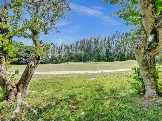 Building Photo - 3150 N Palm Aire Dr