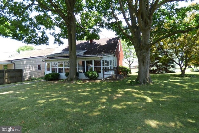 Building Photo - 430 Moul Ave