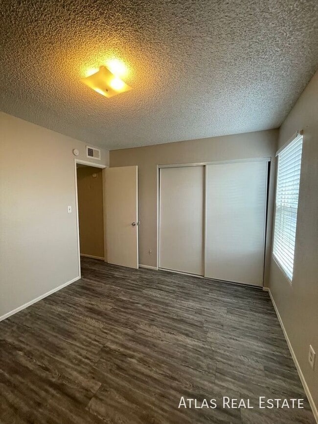 Building Photo - 465 W Ivyglen St