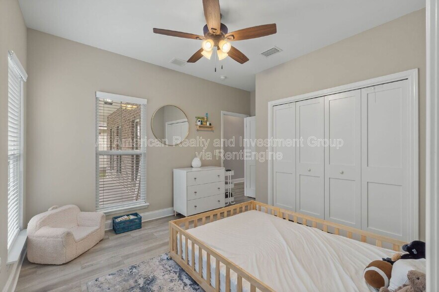 Building Photo - 33 8th Ave