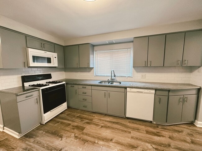 Building Photo - NEWLY RENOVATED 2 BEDROOM WITH GARAGE IN THE HEART OF SOUTHSIDE!