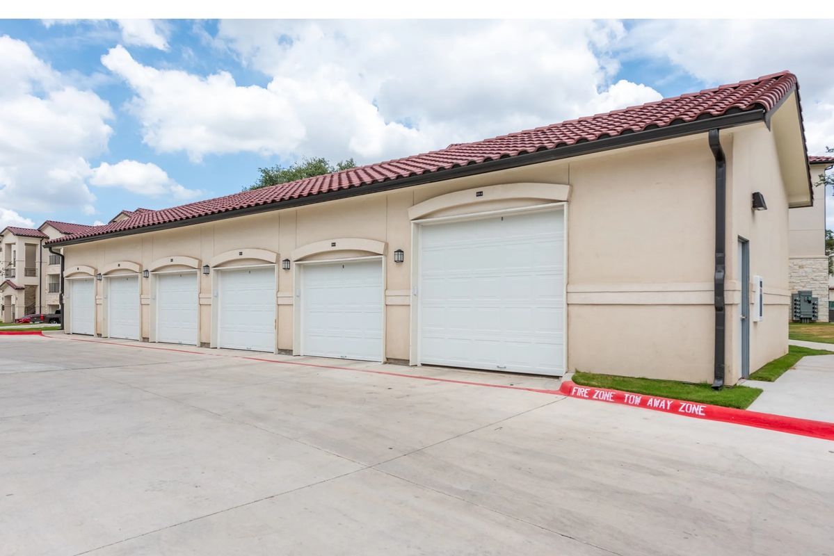 Building Photo - 9225 N Lake Creek Pkwy