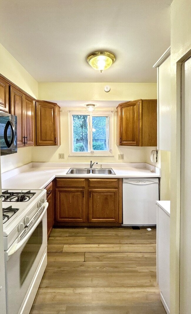 Building Photo - 2324 Woodbrook Cir N