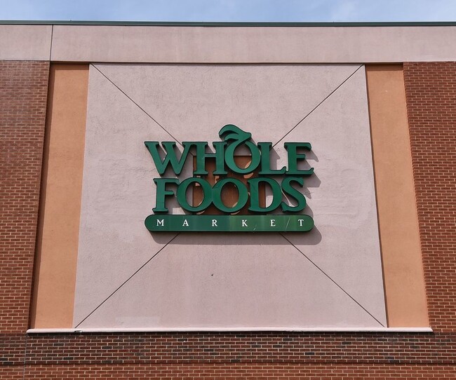 Building Photo - PRICE REDUCTION AS OF 01/2026! GREAT CORNER VIEWS! Wood floor Condo Overlooking McLean Gardens