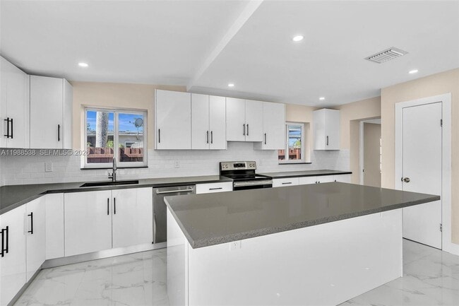 Building Photo - 1600 SW 9th St