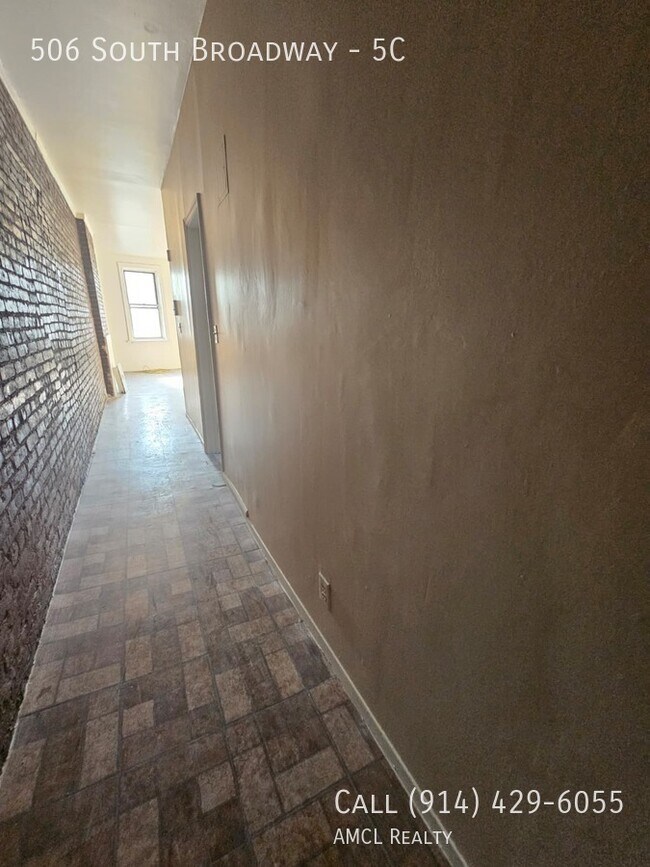 Building Photo - 506 S Broadway