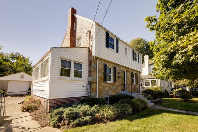Building Photo - Charming 3BR/2BA Hyattsville Gem! Bonus Room & Sunroom — Move-In Ready!