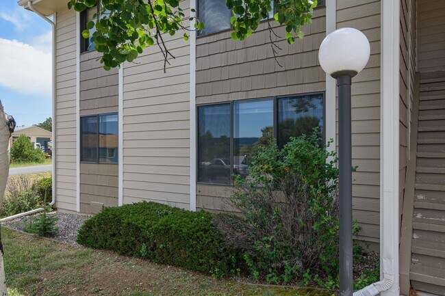 Building Photo - 610 N Coraline St