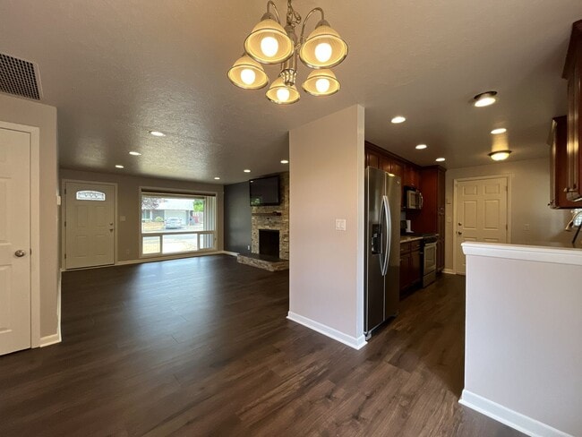 Building Photo - Charming Single-Level 3 Bedroom Home with Spacious Fenced Backyard, Landscaping Included & Great ...
