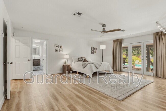 Building Photo - 3007 La Mesa Dr