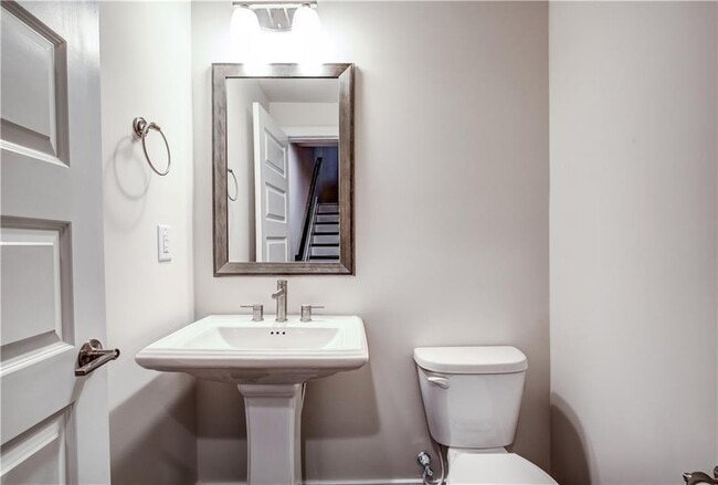 Building Photo - 827 Stone Ridge Ln NE