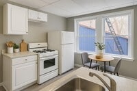 Building Photo - 10 minute walk to UC!!