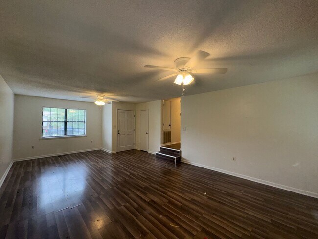 Building Photo - Minutes From Jax State and Jacksonville Ci...