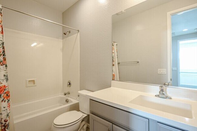 Building Photo - Beautiful 5bedrooms-2Baths Modern Style Home!