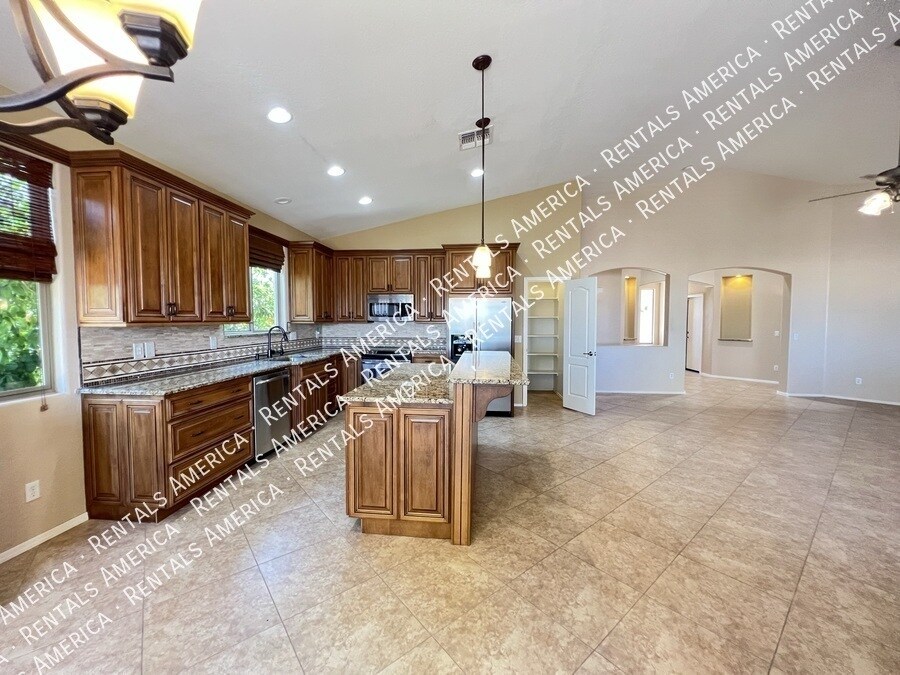 Building Photo - 1536 E Fontana Dr