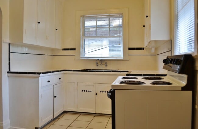 Building Photo - 2557 Dellwood Ave