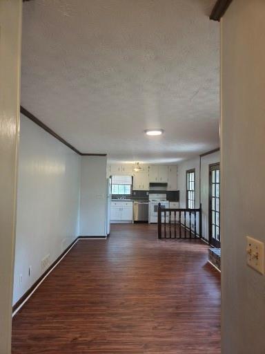 Building Photo - 2206 Country Club Dr SE