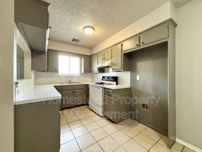 Building Photo - 930 SW 62nd St