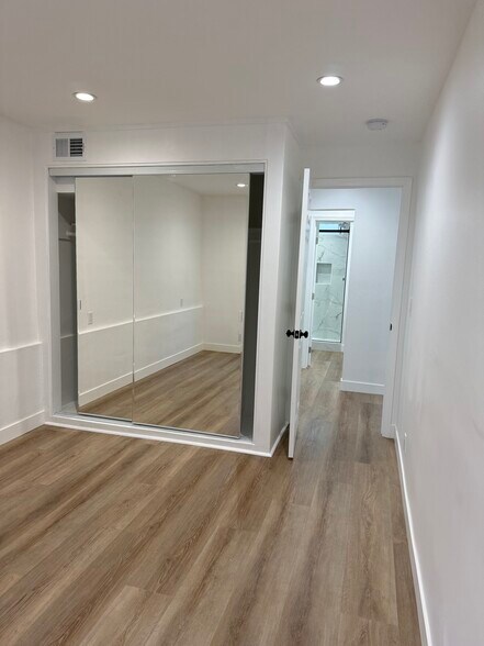 Building Photo - 946 15th Pl