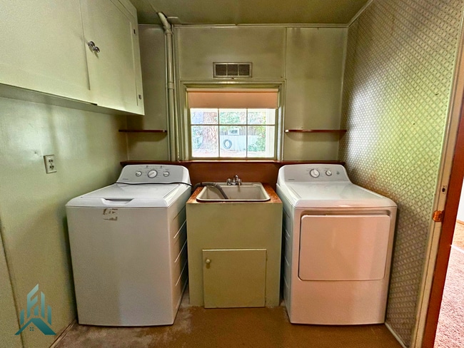 Building Photo - Charming 4 Bedroom Home with Hardwood Floors, Gas Fireplace & Large Fenced Yard