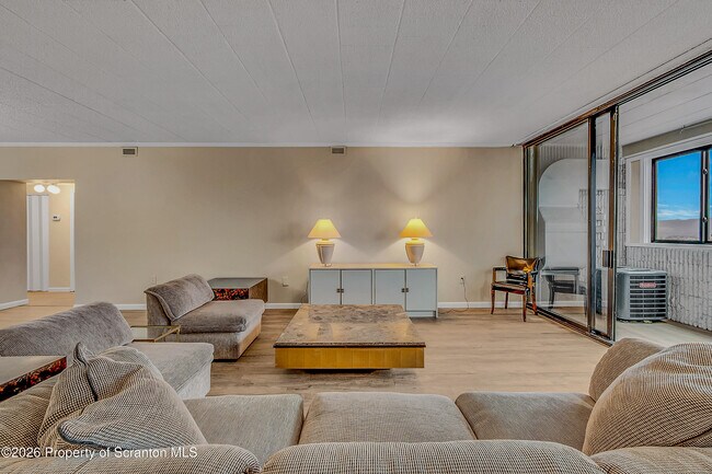 Building Photo - 550 Clay Ave